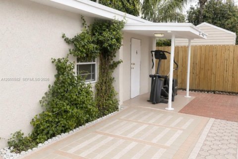 Commercial property in Miami, Florida 2 bedrooms, 209.96 sq.m. № 2268590 - photo 2