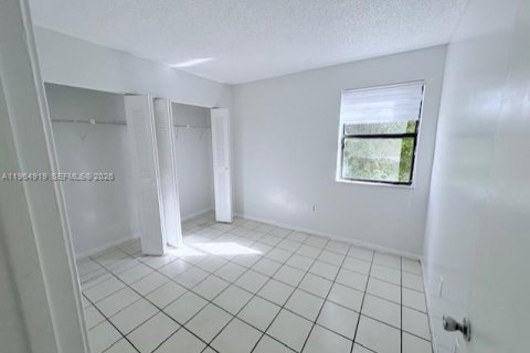 Condo in Sweetwater, Florida, 2 bedrooms  № 2026221 - photo 5