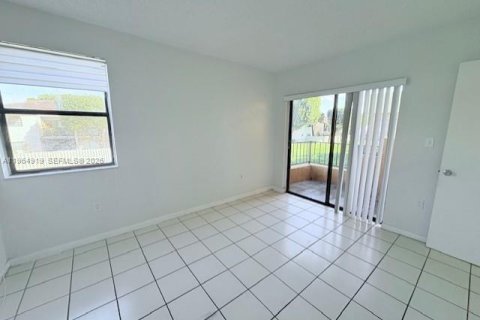 Condo in Sweetwater, Florida, 2 bedrooms  № 2026221 - photo 7