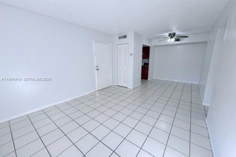 Condo in Sweetwater, Florida, 2 bedrooms  № 2026221 - photo 2