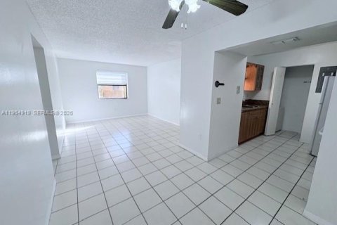 Condo in Sweetwater, Florida, 2 bedrooms  № 2026221