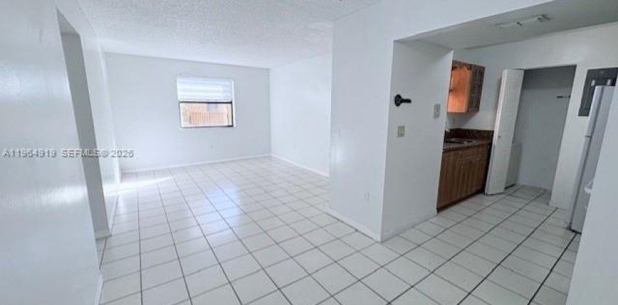 Condo in Sweetwater, Florida, 2 bedrooms  № 2026221