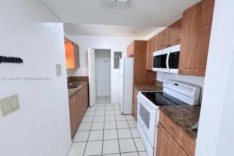 Condo in Sweetwater, Florida, 2 bedrooms  № 2026221 - photo 3