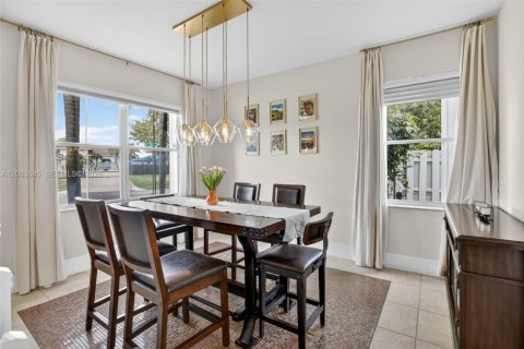 Casa en venta en Pembroke Pines, Florida, 5 dormitorios, 248.79 m2 № 2073276 - foto 12