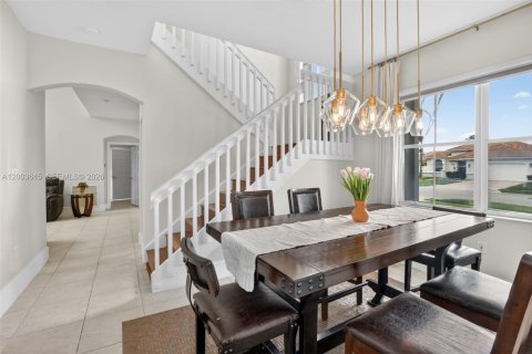 Casa en venta en Pembroke Pines, Florida, 5 dormitorios, 248.79 m2 № 2073276 - foto 13