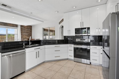 Casa en venta en Pembroke Pines, Florida, 5 dormitorios, 248.79 m2 № 2073276 - foto 11