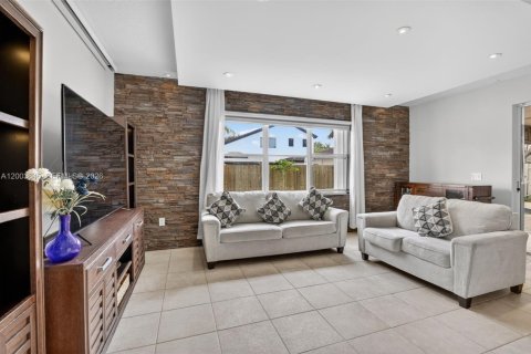 Casa en venta en Pembroke Pines, Florida, 5 dormitorios, 248.79 m2 № 2073276 - foto 7