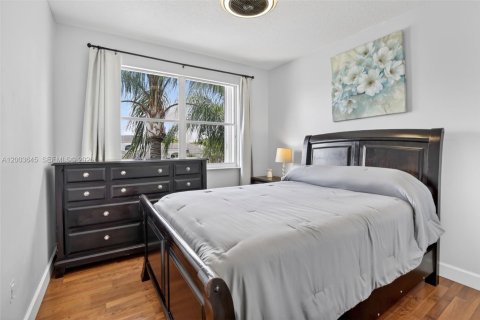 Casa en venta en Pembroke Pines, Florida, 5 dormitorios, 248.79 m2 № 2073276 - foto 24
