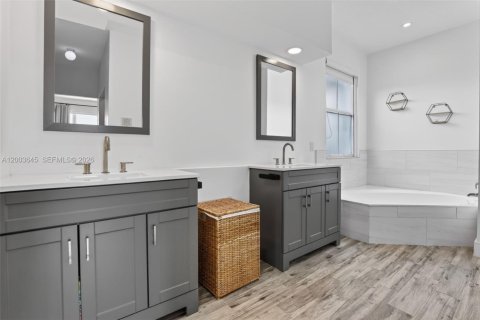 Casa en venta en Pembroke Pines, Florida, 5 dormitorios, 248.79 m2 № 2073276 - foto 21