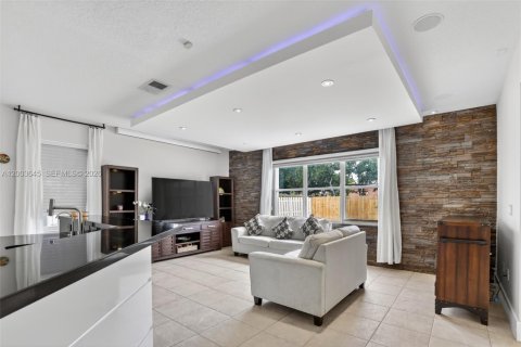 Casa en venta en Pembroke Pines, Florida, 5 dormitorios, 248.79 m2 № 2073276 - foto 4