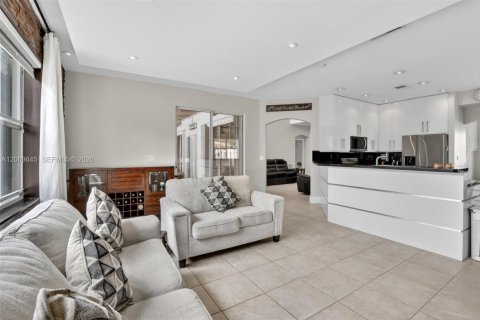 Casa en venta en Pembroke Pines, Florida, 5 dormitorios, 248.79 m2 № 2073276 - foto 6