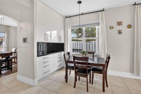 Casa en venta en Pembroke Pines, Florida, 5 dormitorios, 248.79 m2 № 2073276 - foto 9