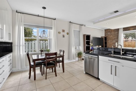 Casa en venta en Pembroke Pines, Florida, 5 dormitorios, 248.79 m2 № 2073276 - foto 10