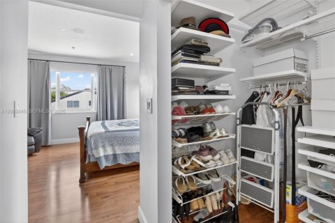 Casa en venta en Pembroke Pines, Florida, 5 dormitorios, 248.79 m2 № 2073276 - foto 23
