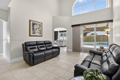 Casa en venta en Pembroke Pines, Florida, 5 dormitorios, 248.79 m2 № 2073276 - foto 3