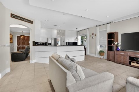 Casa en venta en Pembroke Pines, Florida, 5 dormitorios, 248.79 m2 № 2073276 - foto 5