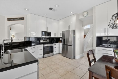 Casa en venta en Pembroke Pines, Florida, 5 dormitorios, 248.79 m2 № 2073276 - foto 8
