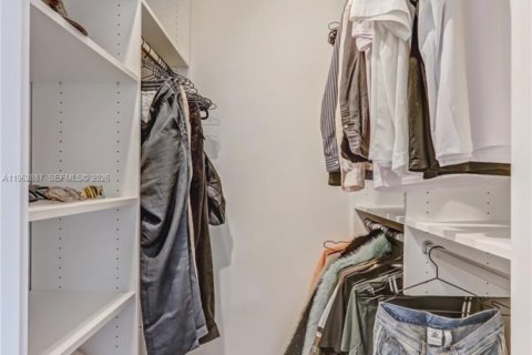 Condo in Miami Beach, Florida  № 2025434 - photo 9