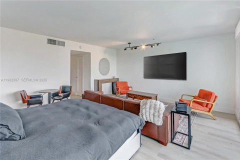 Condo in Miami Beach, Florida  № 2025434 - photo 6