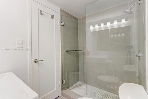 Condo in Miami Beach, Florida  № 2025434 - photo 11