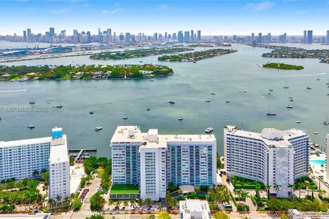 Condo in Miami Beach, Florida  № 2025434 - photo 2