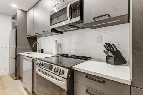 Condo in Miami Beach, Florida  № 2025434 - photo 4