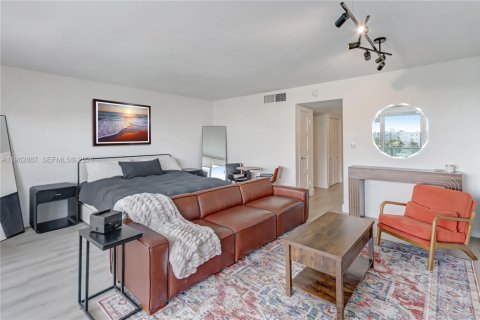 Condo in Miami Beach, Florida  № 2025434 - photo 8