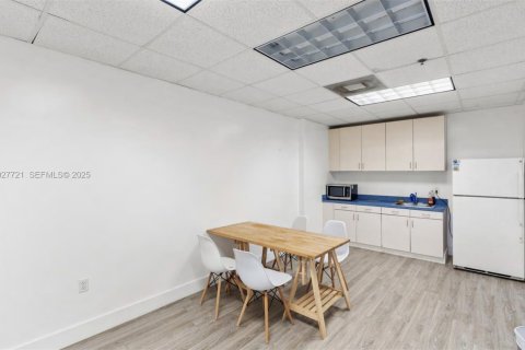 Immobilier commercial à vendre à Miami, Floride № 1988009 - photo 2