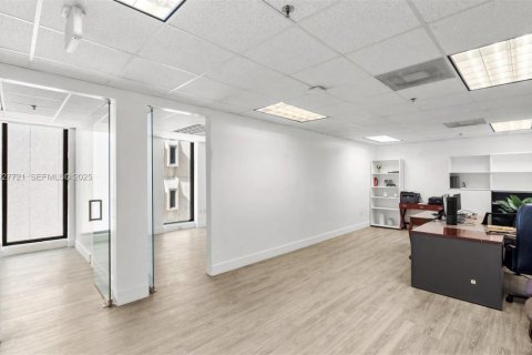 Immobilier commercial à vendre à Miami, Floride № 1988009 - photo 3