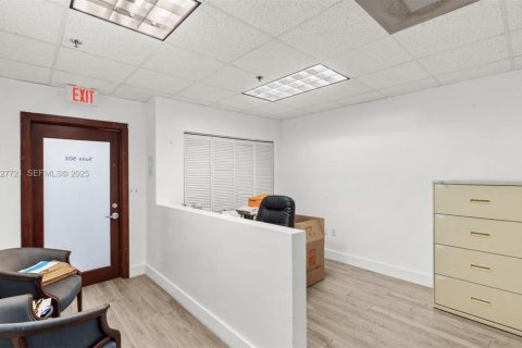 Immobilier commercial à vendre à Miami, Floride № 1988009 - photo 1