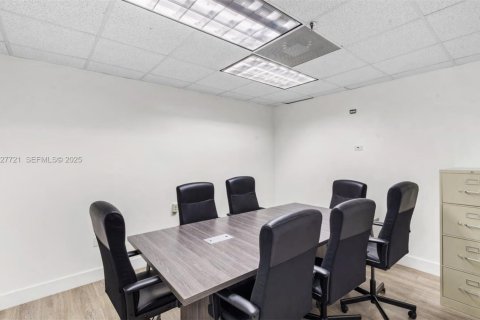 Immobilier commercial à vendre à Miami, Floride № 1988009 - photo 4