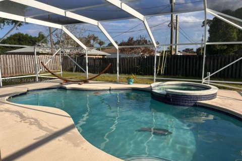 Villa ou maison à louer à Port St. Lucie, Floride: 3 chambres, 131.55 m2 № 2076331 - photo 2