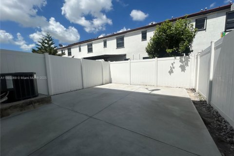 Touwnhouse à louer à Hialeah, Floride: 3 chambres, 123.75 m2 № 1897126 - photo 9