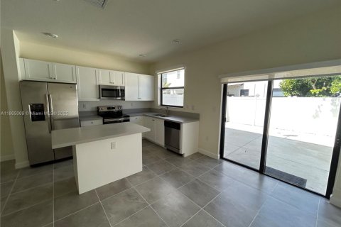 Townhouse in Hialeah, Florida 3 bedrooms, 123.75 sq.m. № 1897126 - photo 4