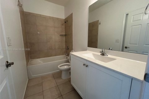 Townhouse in Hialeah, Florida 3 bedrooms, 123.75 sq.m. № 1897126 - photo 8