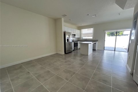 Townhouse in Hialeah, Florida 3 bedrooms, 123.75 sq.m. № 1897126 - photo 2