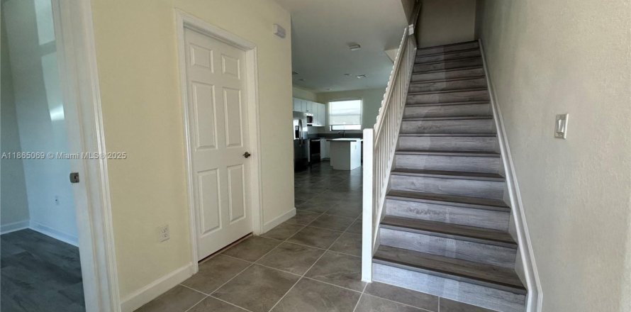Townhouse in Hialeah, Florida 3 bedrooms, 123.75 sq.m. № 1897126