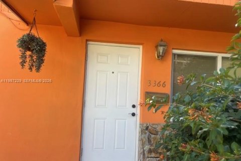 Casa en venta en Miami, Florida, 4 dormitorios, 130.06 m2 № 2056737 - foto 2