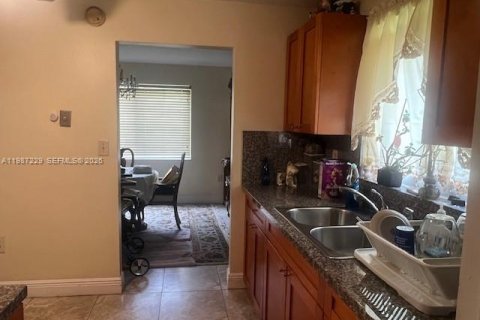 Casa en venta en Miami, Florida, 4 dormitorios, 130.06 m2 № 2056737 - foto 17