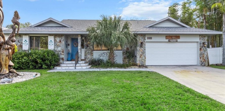 House in Crystal River, Florida 3 bedrooms, 218.32 sq.m. № 1529285