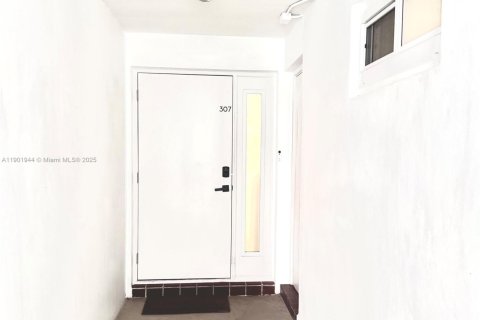Condo in Miami, Florida, 1 bedroom  № 1953422 - photo 21