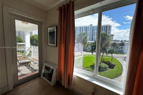 Condo in Miami, Florida, 1 bedroom  № 1953422 - photo 11
