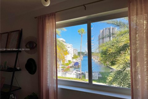 Condo in Miami, Florida, 1 bedroom  № 1953422 - photo 15