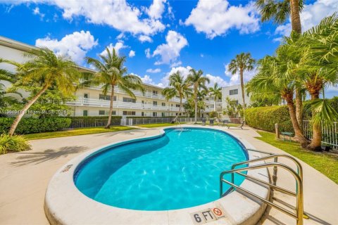 Condo in Miami, Florida, 1 bedroom  № 1953422 - photo 25