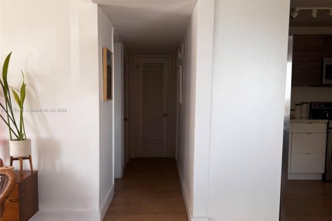Condo in Miami, Florida, 1 bedroom  № 1953422 - photo 13