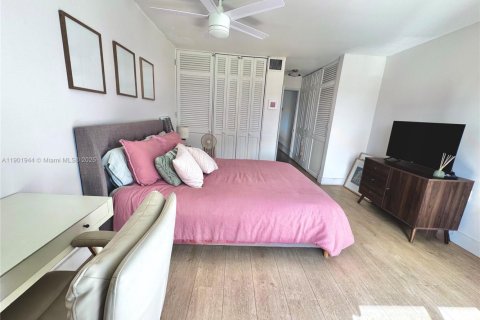 Condo in Miami, Florida, 1 bedroom  № 1953422 - photo 10