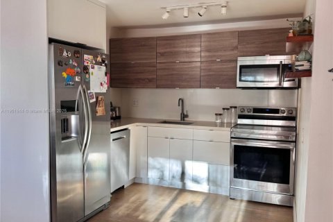 Condo in Miami, Florida, 1 bedroom  № 1953422 - photo 7