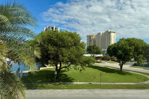Condo in Miami, Florida, 1 bedroom  № 1953422 - photo 20