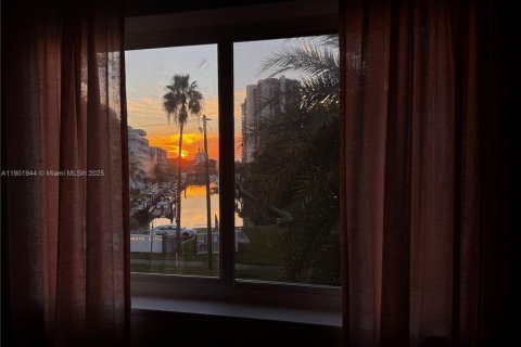 Condo in Miami, Florida, 1 bedroom  № 1953422 - photo 18