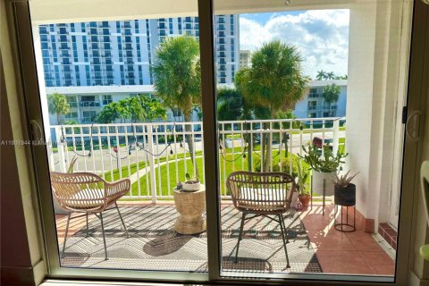 Condo in Miami, Florida, 1 bedroom  № 1953422 - photo 6